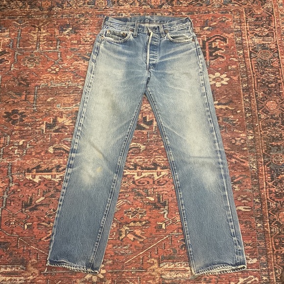 Vintage Levis 501s in Medium Wash - Picture 2 of 11